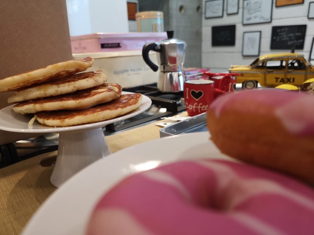 La nostra colazione, i pancake, la moka pronta per il caffé