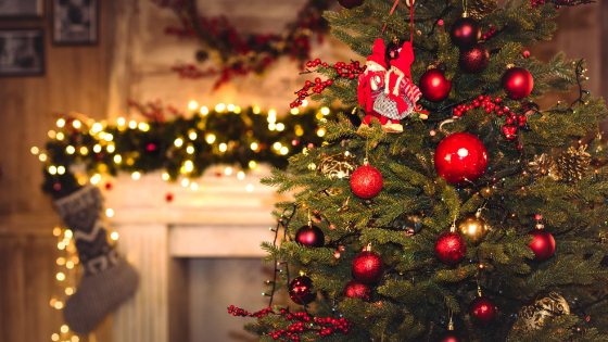 camino addobbato con decorazioni di natale